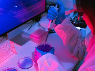 una-investigadora-trabaja-en-un-ensayo-clinico